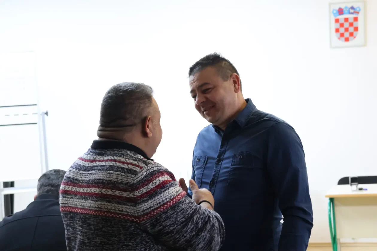 Društveni dom Parag, konferencija, Veljko Kajtazi, Nikola Novak, Suzana Krčmar 21.12.2025 (1)