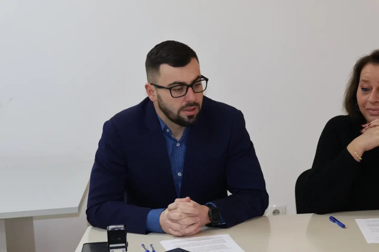 Društveni dom Parag, konferencija, Veljko Kajtazi, Nikola Novak, Suzana Krčmar 21.12.2025 (19)