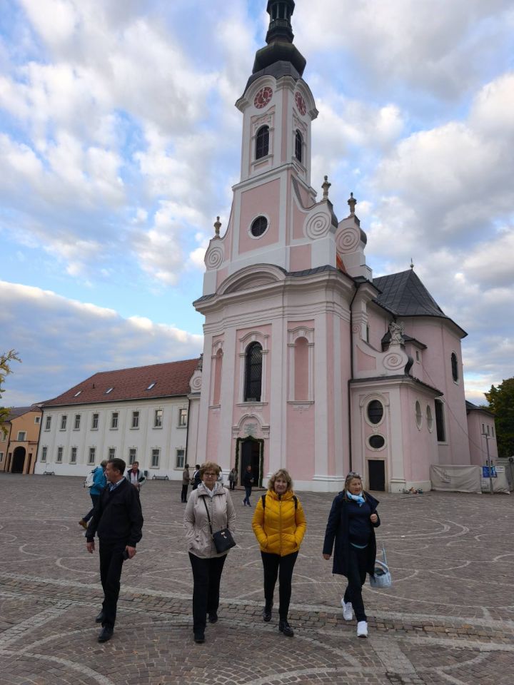 EDUKATIVNI IZLET Pjevački zbor Sveti Juraj na Bregu u sklopu proslave 20 godina posjetio Slavoniju (1)