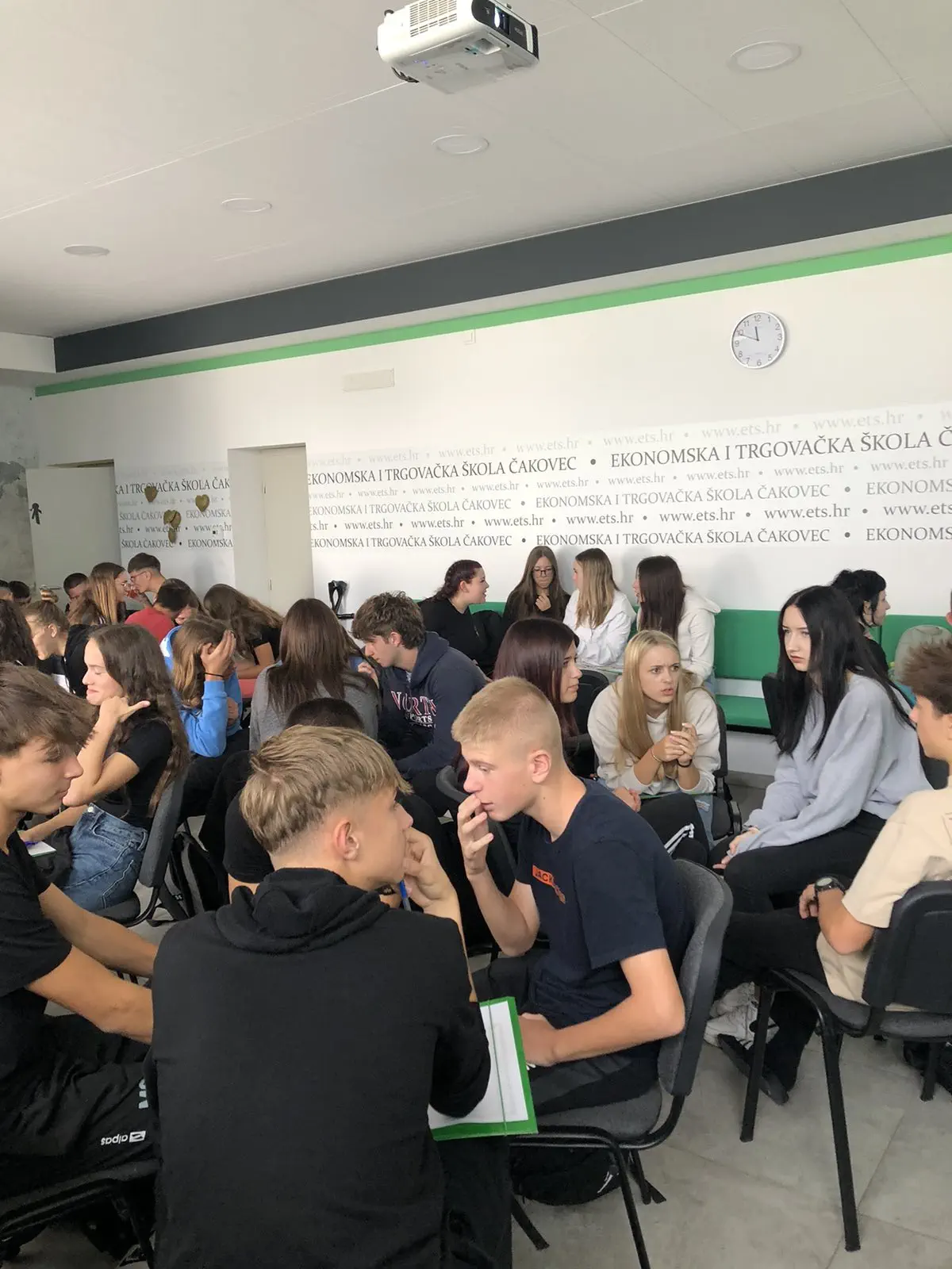 EKONOMSKA I TRGOVAČKA ŠKOLA ČK Pub kviz povodom Europskog dana jezika Zabavno natjecanje u znanju jezika (1)