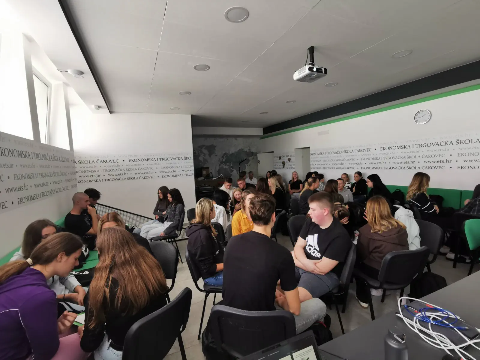 EKONOMSKA I TRGOVAČKA ŠKOLA ČK Pub kviz povodom Europskog dana jezika Zabavno natjecanje u znanju jezika (6)