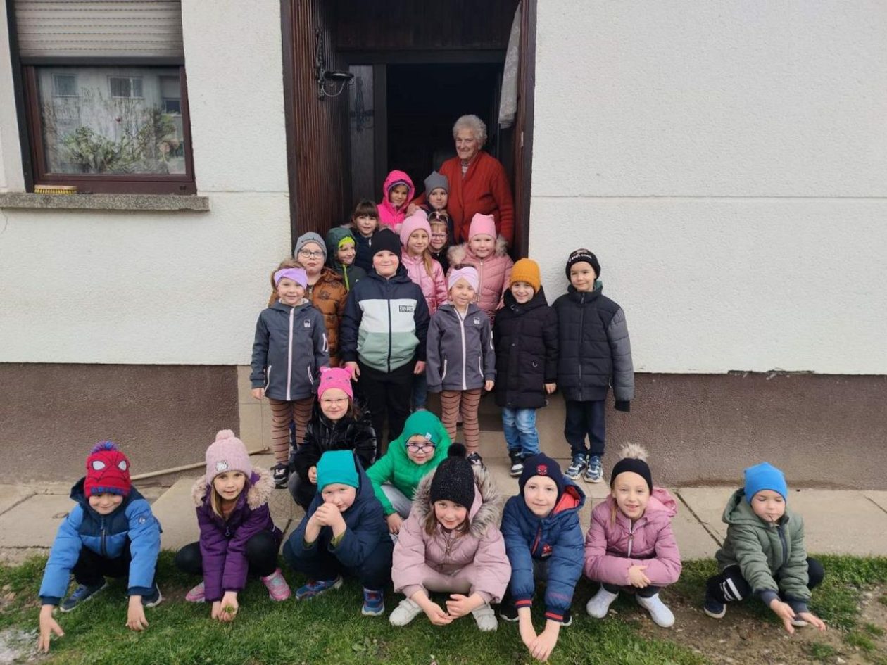 EMOTIVAN SUSRET Djeca iz Donje Dubrave razveselila prabake i pradjedove za Uskrs (1) EMOTIVAN SUSRET Djeca iz Donje Dubrave razveselila prabake i pradjedove za Uskrs (1)