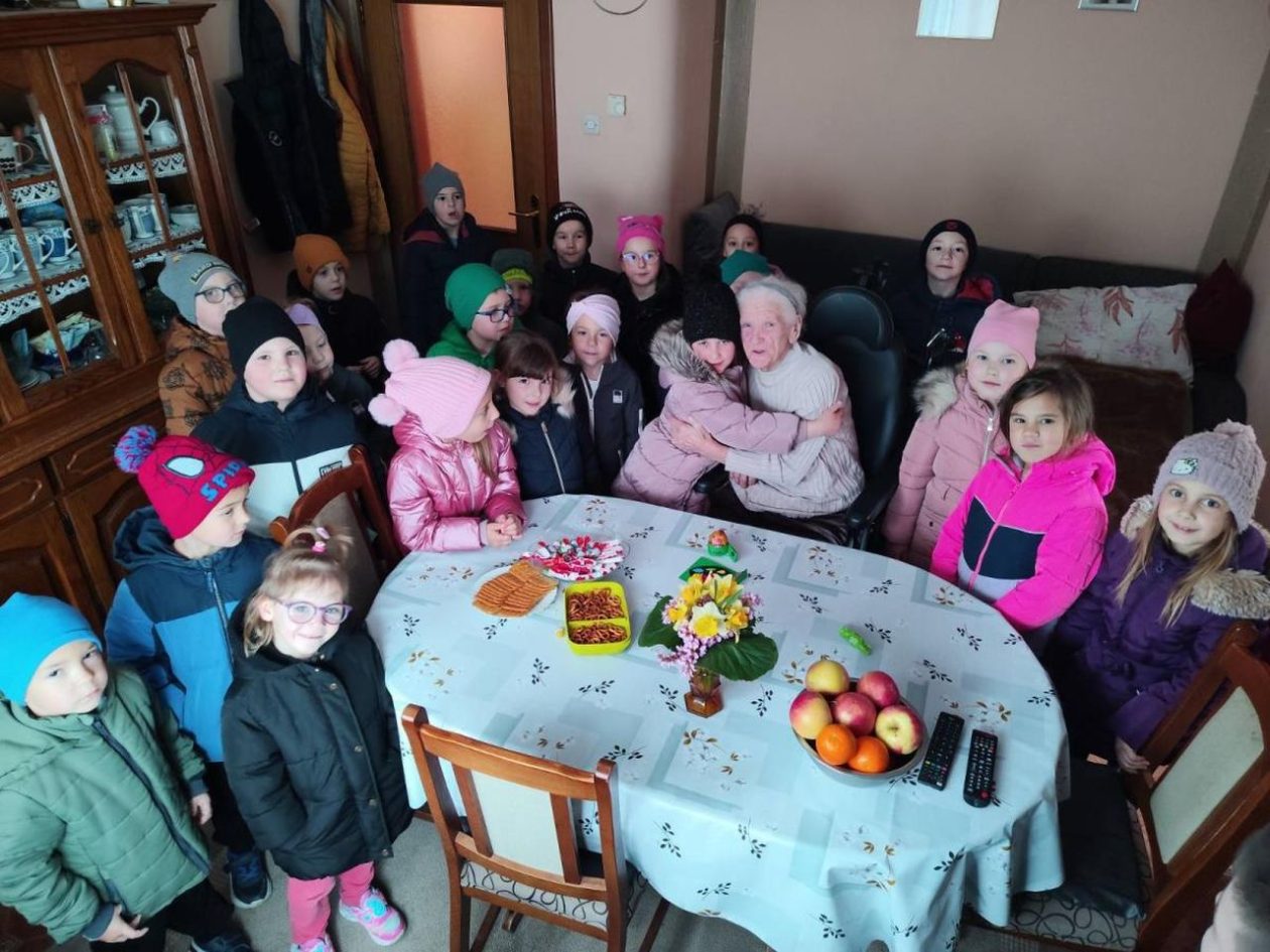 EMOTIVAN SUSRET Djeca iz Donje Dubrave razveselila prabake i pradjedove za Uskrs (2) EMOTIVAN SUSRET Djeca iz Donje Dubrave razveselila prabake i pradjedove za Uskrs (2)