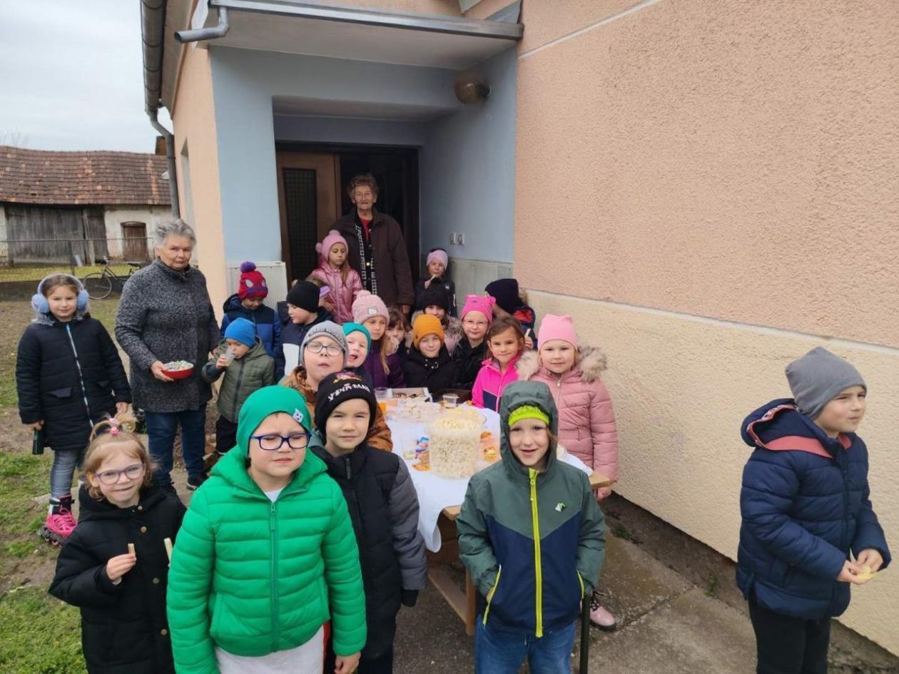 EMOTIVAN SUSRET Djeca iz Donje Dubrave razveselila prabake i pradjedove za Uskrs (3) EMOTIVAN SUSRET Djeca iz Donje Dubrave razveselila prabake i pradjedove za Uskrs (3)