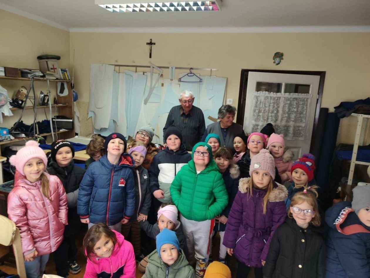 EMOTIVAN SUSRET Djeca iz Donje Dubrave razveselila prabake i pradjedove za Uskrs (5) EMOTIVAN SUSRET Djeca iz Donje Dubrave razveselila prabake i pradjedove za Uskrs (5)