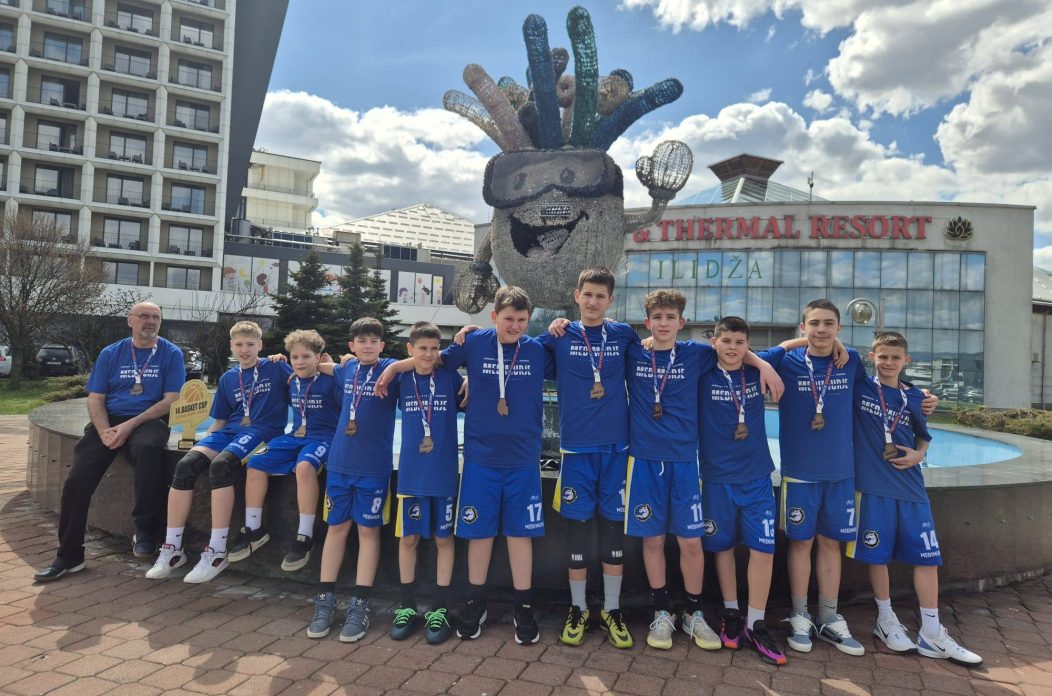 Ekipa U13 Međimurja s brončanom medaljom i trofejom osvojenim u Sarajevu