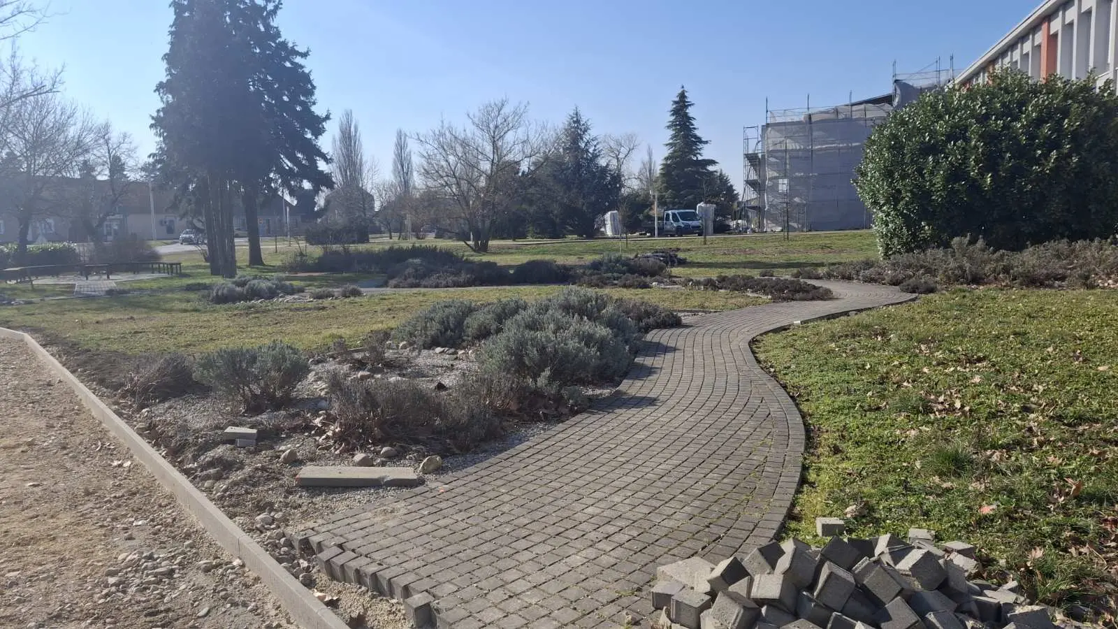 Ekonomska i trgovačka škola, krajobraz (1)