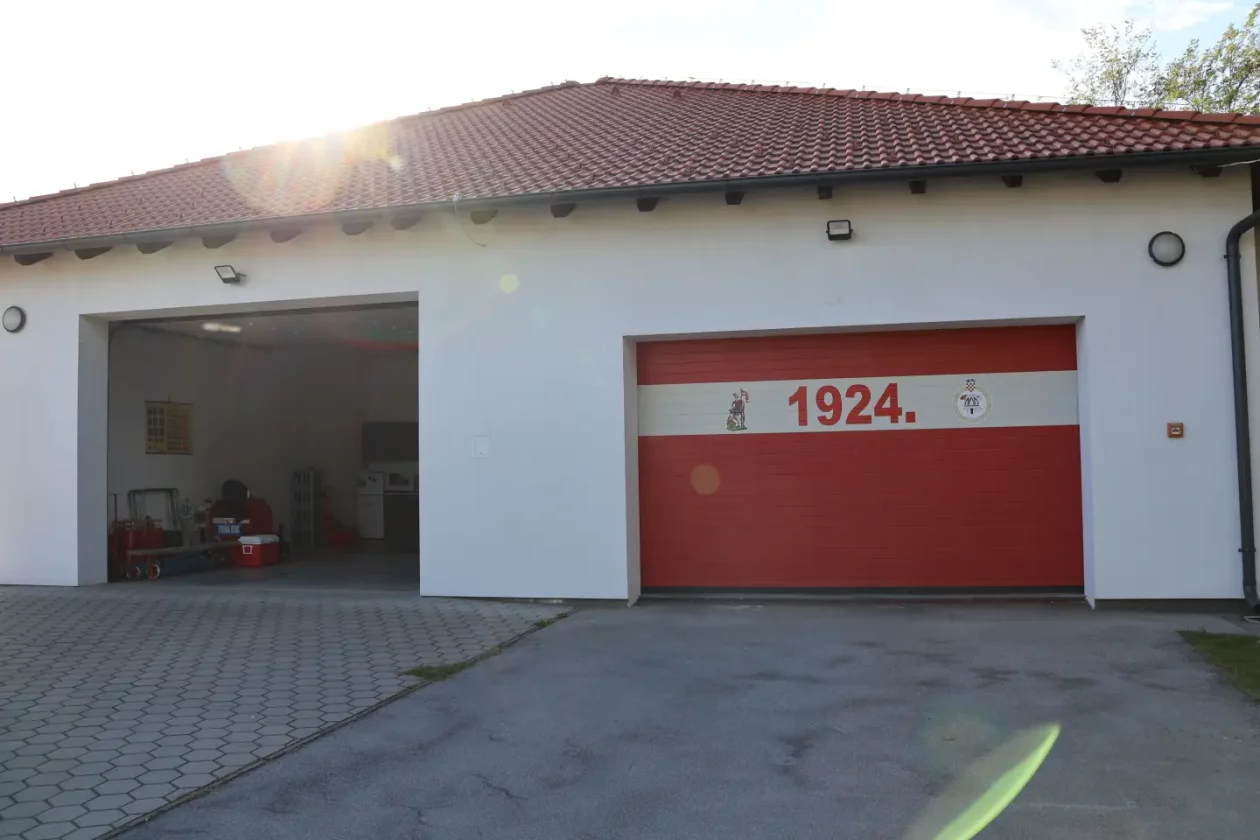 Elvis Kralj, DVD Totovec, vatrogasno vozilo (7)