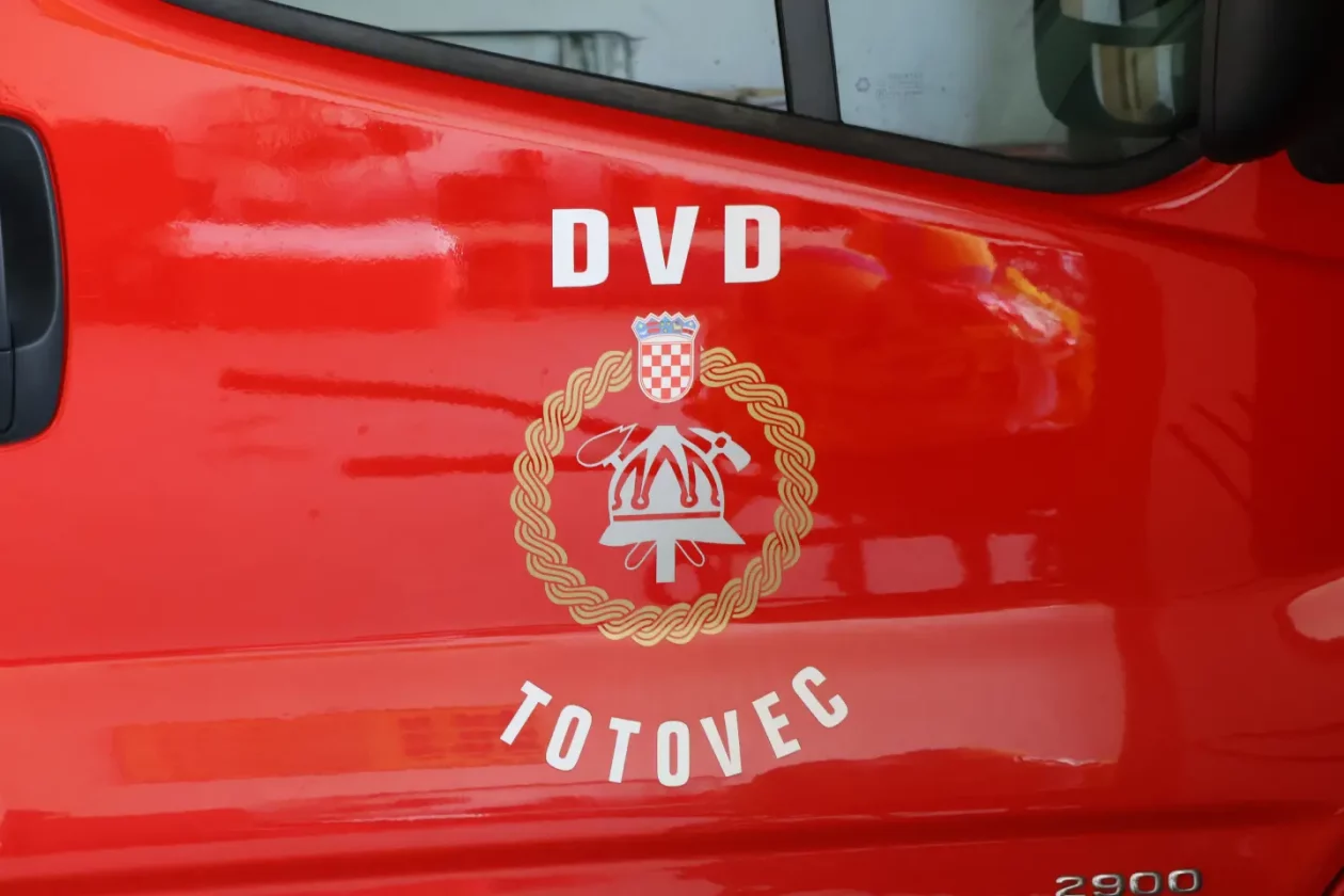Elvis Kralj, DVD Totovec, vatrogasno vozilo (8)