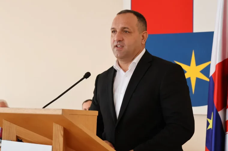 Elvis Kralj govornica Elvis Kralj govornica