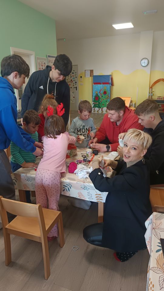 FAKULTATIVNA NASTAVA Učenici Gospodarske škole posjetili DV Dječja mašta i održali božićnu radionicu (1) FAKULTATIVNA NASTAVA Učenici Gospodarske škole posjetili DV Dječja mašta i održali božićnu radionicu (1)