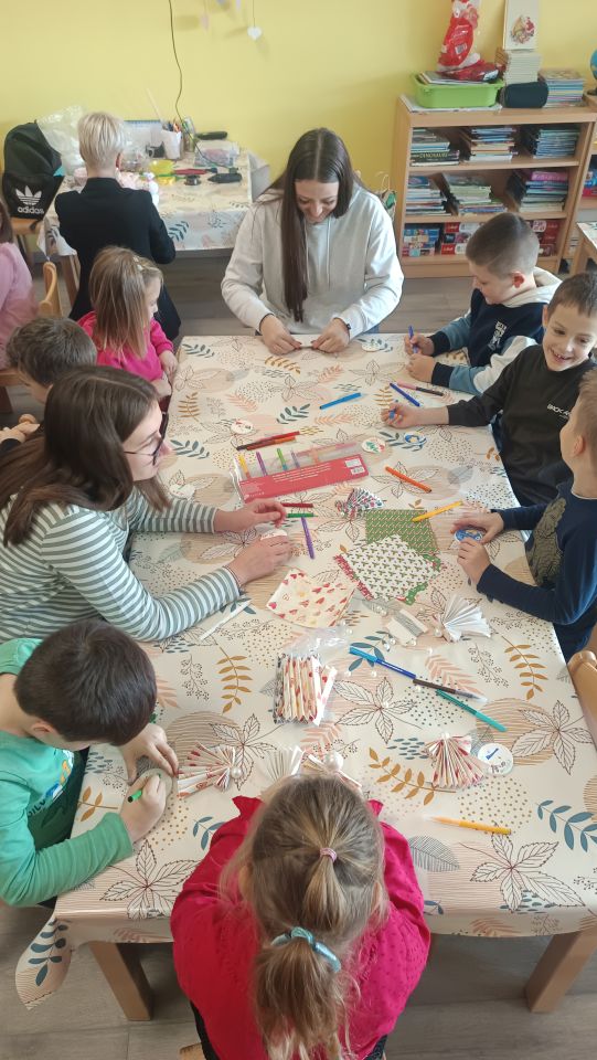 FAKULTATIVNA NASTAVA Učenici Gospodarske škole posjetili DV Dječja mašta i održali božićnu radionicu (2) FAKULTATIVNA NASTAVA Učenici Gospodarske škole posjetili DV Dječja mašta i održali božićnu radionicu (2)