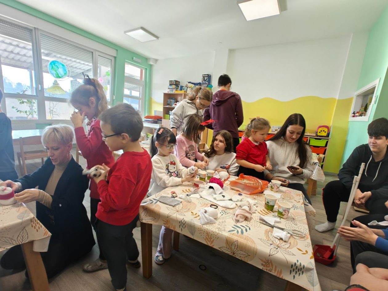 FAKULTATIVNA NASTAVA Učenici Gospodarske škole posjetili DV Dječja mašta i održali božićnu radionicu (3)