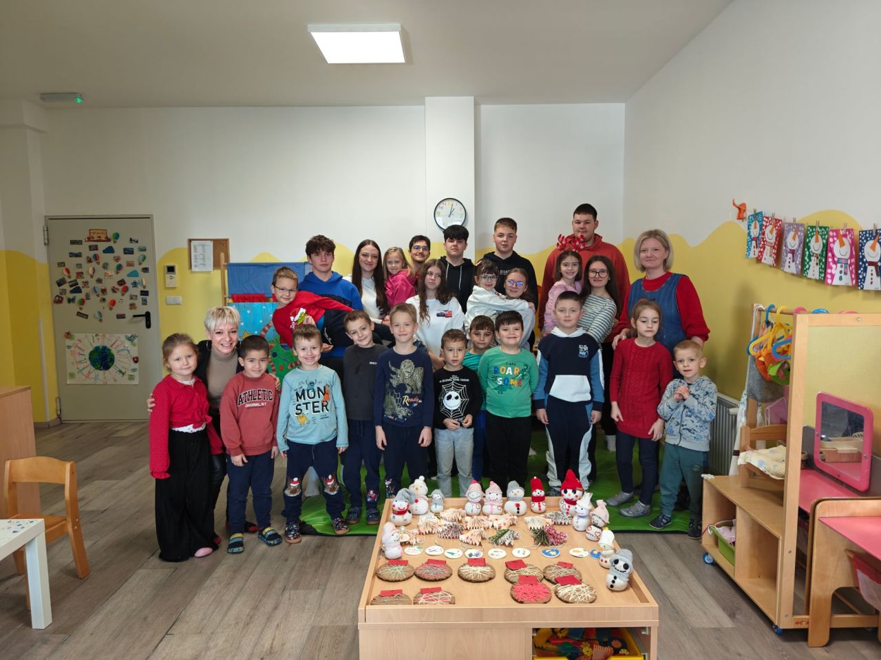 FAKULTATIVNA NASTAVA Učenici Gospodarske škole posjetili DV Dječja mašta i održali božićnu radionicu (4) FAKULTATIVNA NASTAVA Učenici Gospodarske škole posjetili DV Dječja mašta i održali božićnu radionicu (4)