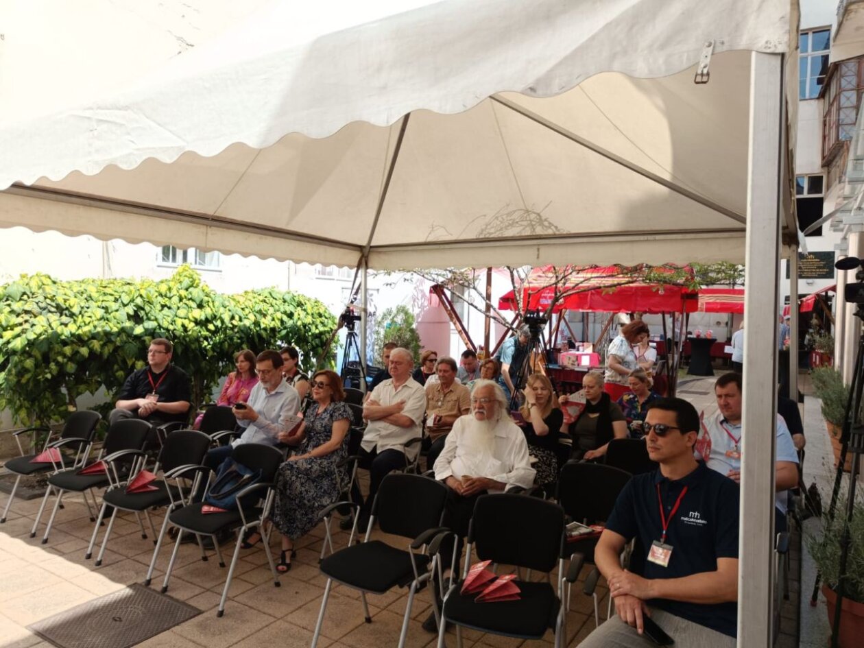 FESTIVAL DOBRE KNJIGE U Čakovcu predstavljena monografija ‘Apostoli Insulani’ Marijane Korunek-Medved (5) FESTIVAL DOBRE KNJIGE U Čakovcu predstavljena monografija ‘Apostoli Insulani’ Marijane Korunek-Medved (5)