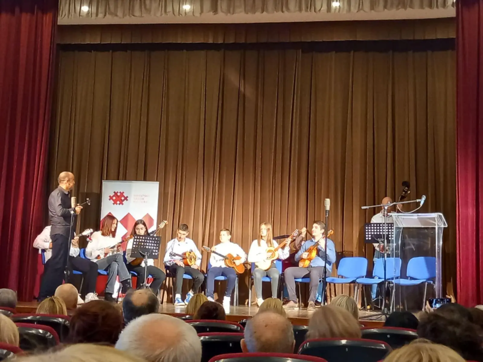 FOTO 40. susret likovnih stvaralaca Nagrađeni međimurski umjetnici na izložbi u Gackom pučkom otvorenom učilištu (11) FOTO 40. susret likovnih stvaralaca Nagrađeni međimurski umjetnici na izložbi u Gackom pučkom otvorenom učilištu (11)