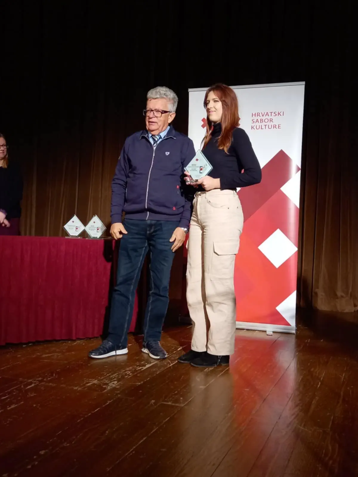 FOTO 40. susret likovnih stvaralaca Nagrađeni međimurski umjetnici na izložbi u Gackom pučkom otvorenom učilištu (12) FOTO 40. susret likovnih stvaralaca Nagrađeni međimurski umjetnici na izložbi u Gackom pučkom otvorenom učilištu (12)