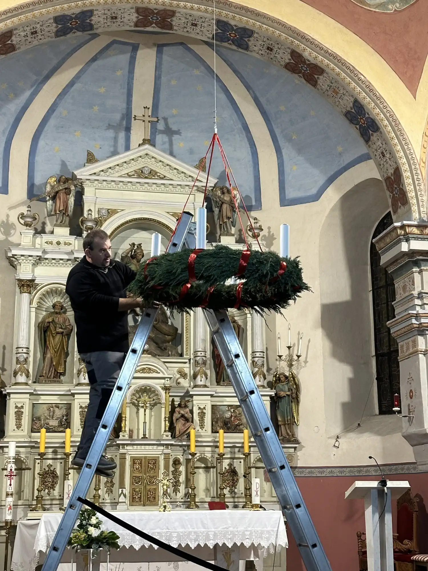 FOTO Adventski vijenci u Župi svetog Jurja u Trnju kao tihi podsjetnici na nadu i Kristov dolazak (1)