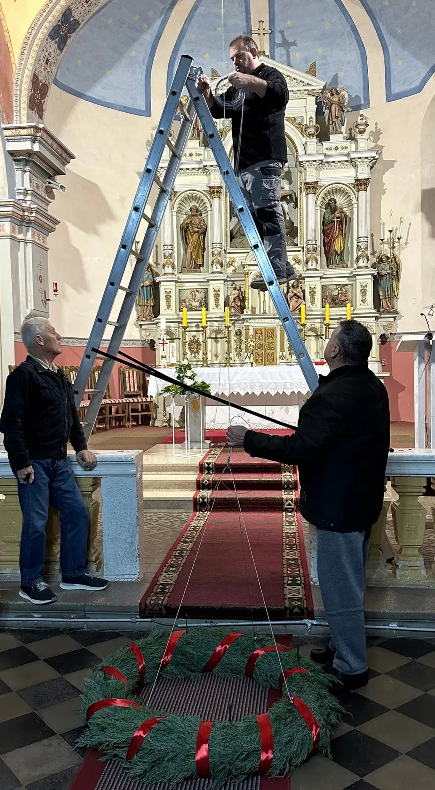 FOTO Adventski vijenci u Župi svetog Jurja u Trnju kao tihi podsjetnici na nadu i Kristov dolazak (2)