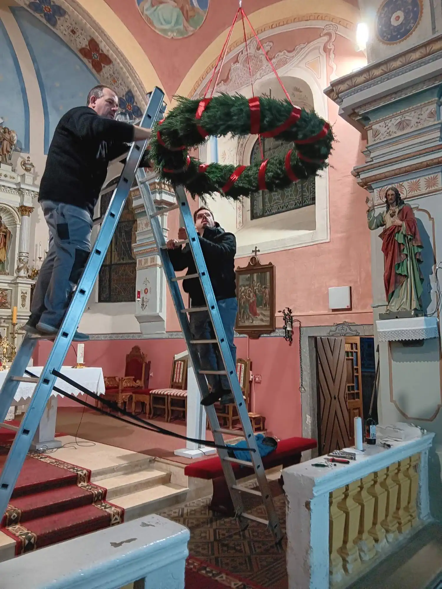 FOTO Adventski vijenci u Župi svetog Jurja u Trnju kao tihi podsjetnici na nadu i Kristov dolazak (3)