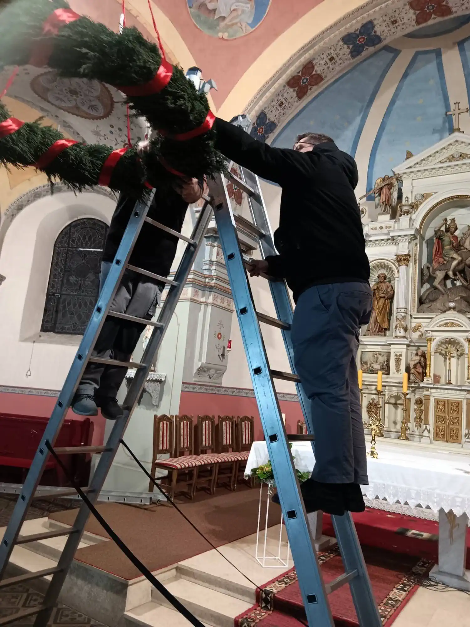FOTO Adventski vijenci u Župi svetog Jurja u Trnju kao tihi podsjetnici na nadu i Kristov dolazak (4)