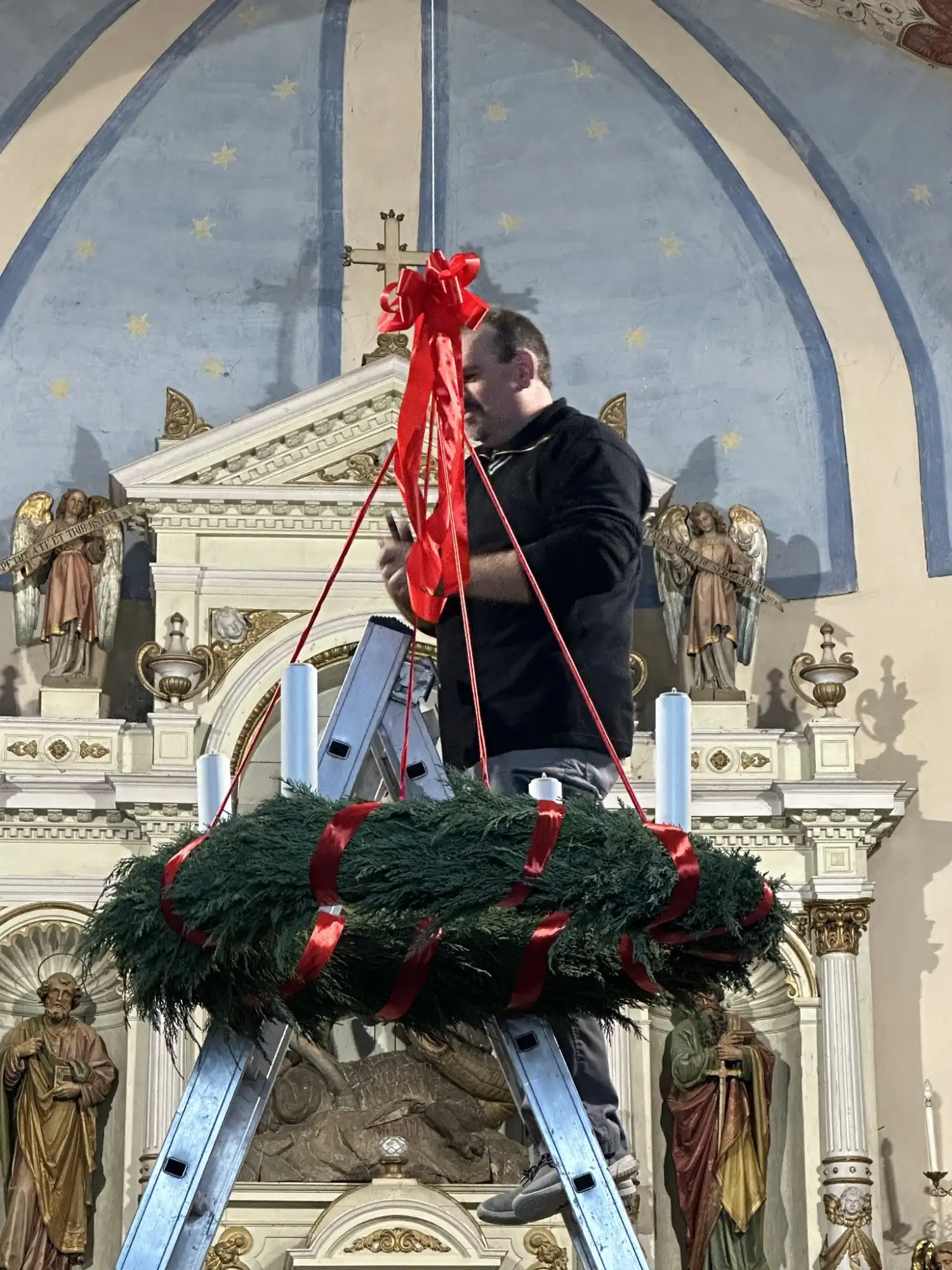 FOTO Adventski vijenci u Župi svetog Jurja u Trnju kao tihi podsjetnici na nadu i Kristov dolazak (5)