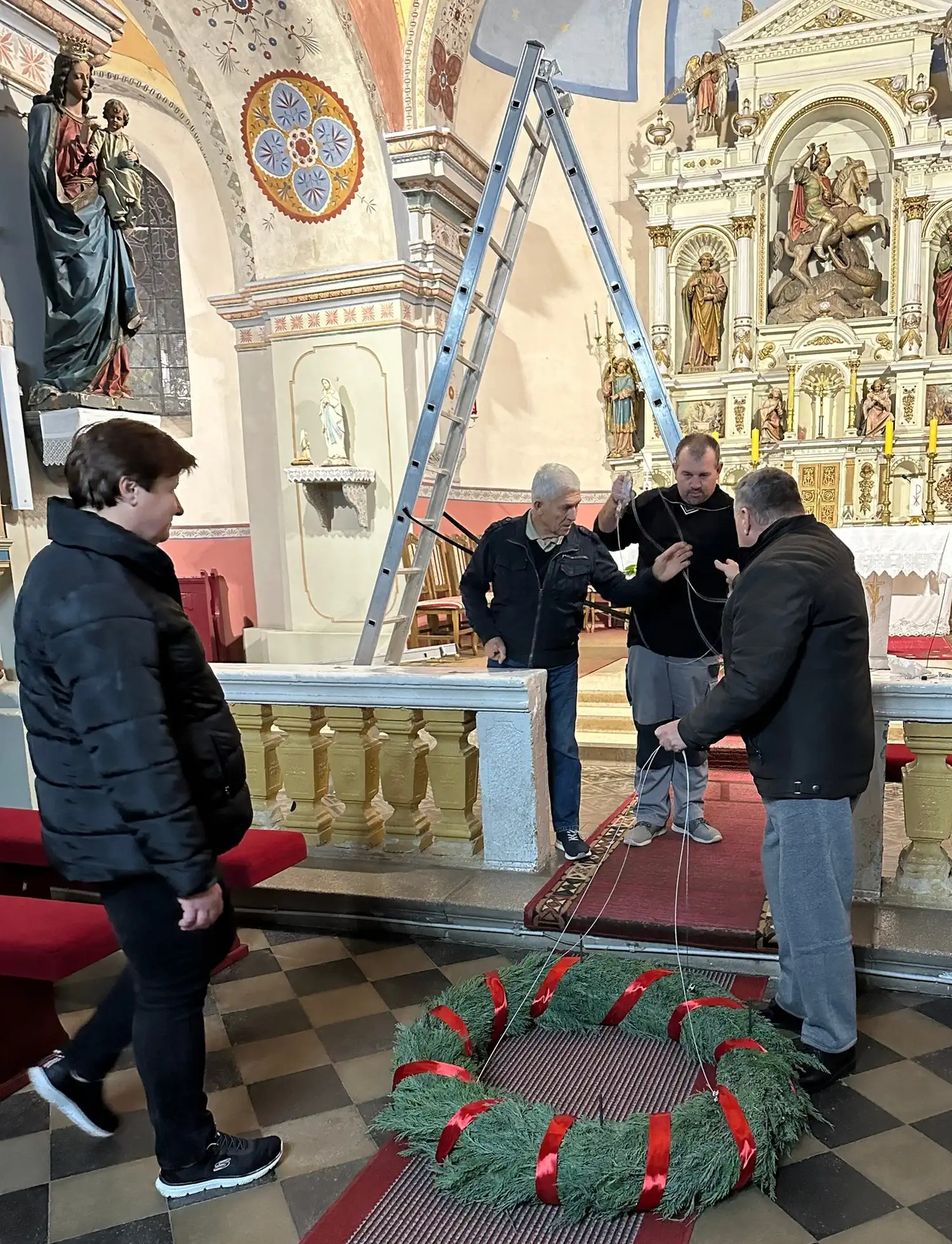 FOTO Adventski vijenci u Župi svetog Jurja u Trnju kao tihi podsjetnici na nadu i Kristov dolazak (7)