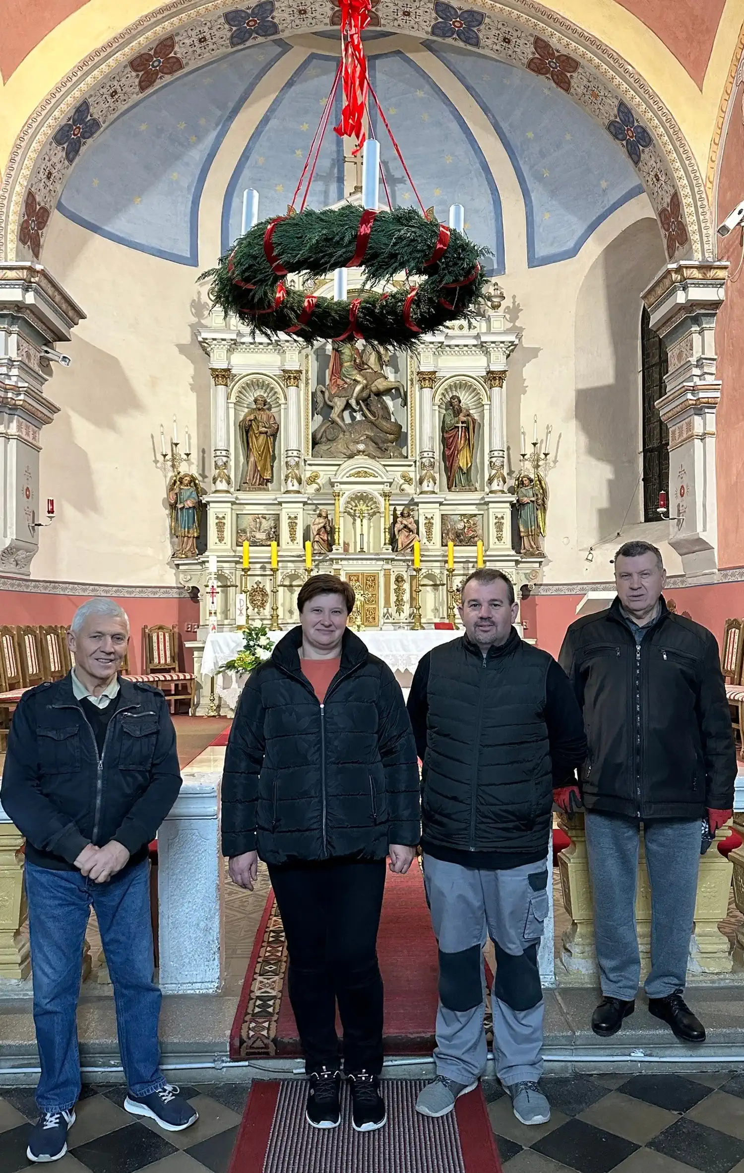 FOTO Adventski vijenci u Župi svetog Jurja u Trnju kao tihi podsjetnici na nadu i Kristov dolazak (8)