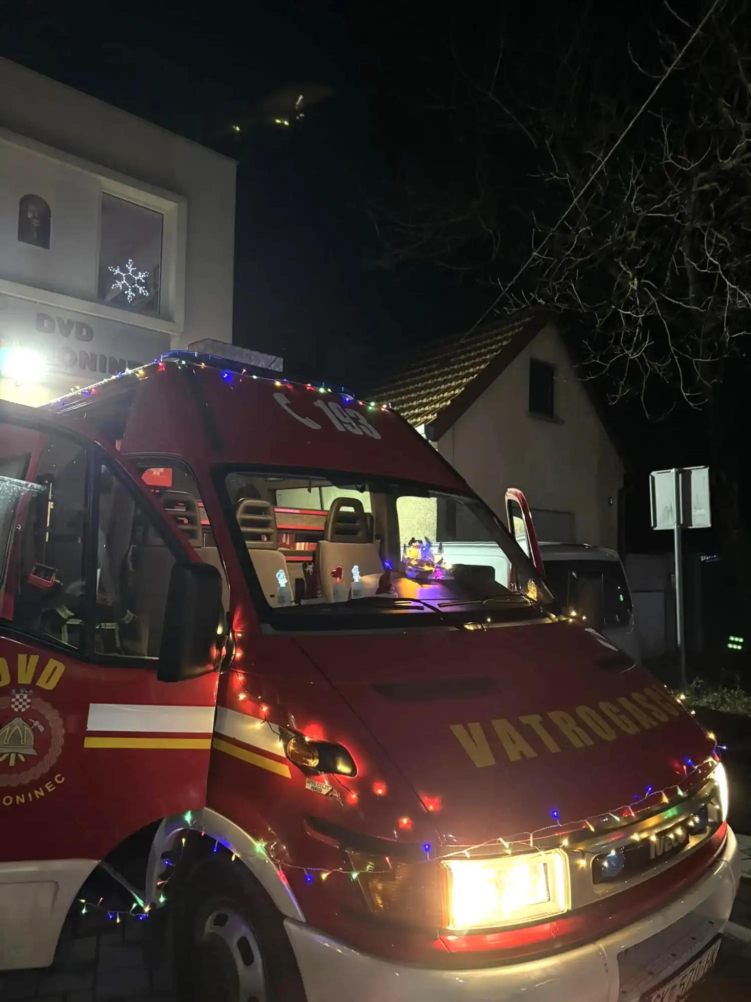 FOTO DVD Strahoninec podijelio paketiće najmlađim članovima u znak zahvalnosti (1) FOTO DVD Strahoninec podijelio paketiće najmlađim članovima u znak zahvalnosti (1)