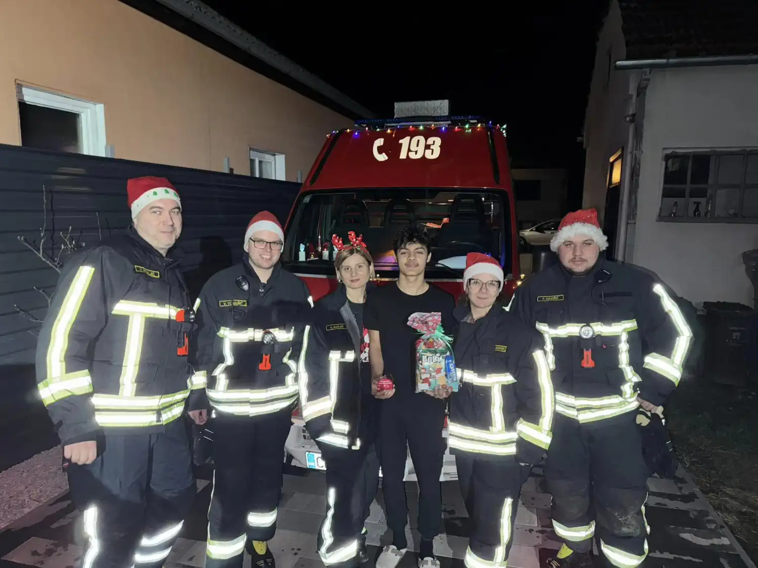 FOTO DVD Strahoninec podijelio paketiće najmlađim članovima u znak zahvalnosti (10) FOTO DVD Strahoninec podijelio paketiće najmlađim članovima u znak zahvalnosti (10)