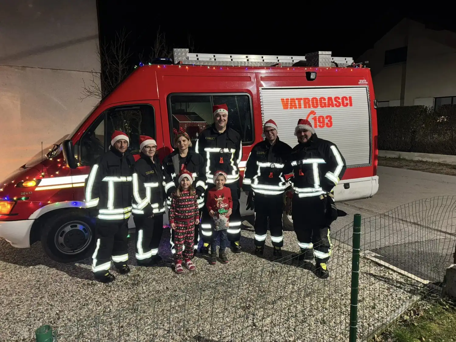 FOTO DVD Strahoninec podijelio paketiće najmlađim članovima u znak zahvalnosti (11) FOTO DVD Strahoninec podijelio paketiće najmlađim članovima u znak zahvalnosti (11)