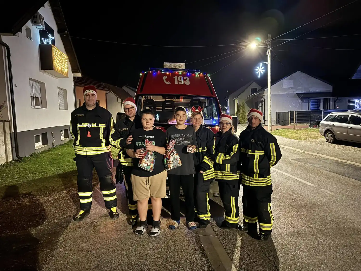 FOTO DVD Strahoninec podijelio paketiće najmlađim članovima u znak zahvalnosti (12) FOTO DVD Strahoninec podijelio paketiće najmlađim članovima u znak zahvalnosti (12)