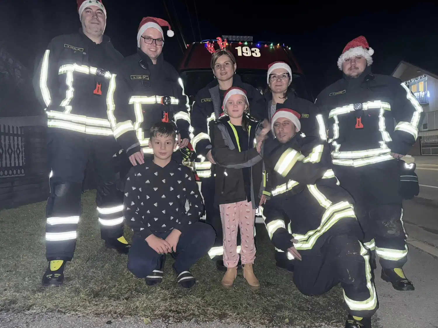 FOTO DVD Strahoninec podijelio paketiće najmlađim članovima u znak zahvalnosti (13) FOTO DVD Strahoninec podijelio paketiće najmlađim članovima u znak zahvalnosti (13)