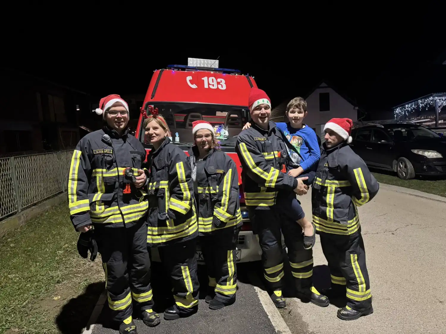FOTO DVD Strahoninec podijelio paketiće najmlađim članovima u znak zahvalnosti (14) FOTO DVD Strahoninec podijelio paketiće najmlađim članovima u znak zahvalnosti (14)