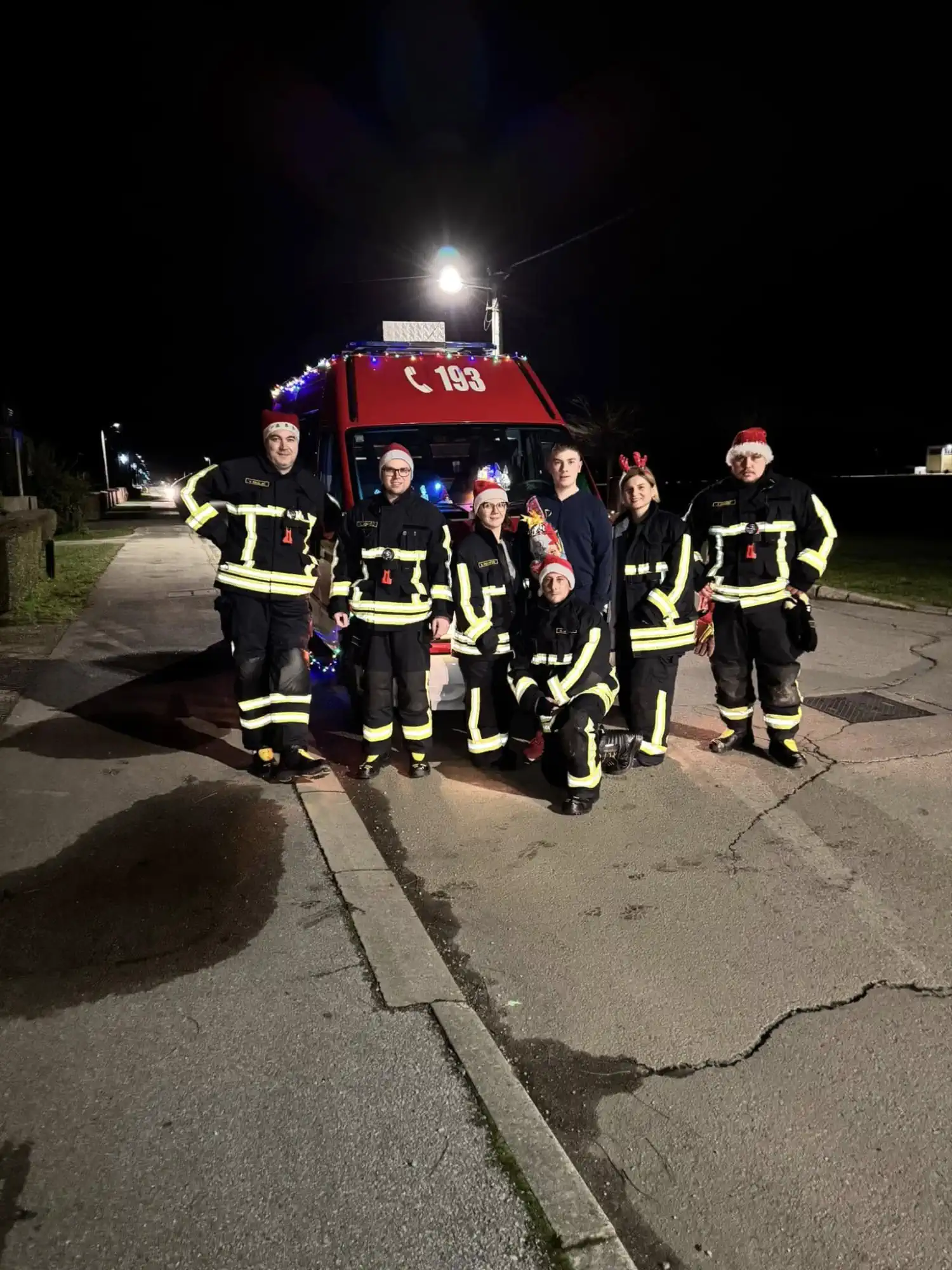 FOTO DVD Strahoninec podijelio paketiće najmlađim članovima u znak zahvalnosti (3) FOTO DVD Strahoninec podijelio paketiće najmlađim članovima u znak zahvalnosti (3)