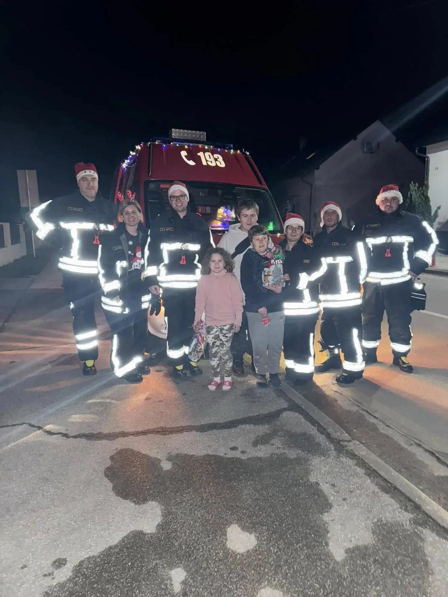 FOTO DVD Strahoninec podijelio paketiće najmlađim članovima u znak zahvalnosti (4) FOTO DVD Strahoninec podijelio paketiće najmlađim članovima u znak zahvalnosti (4)