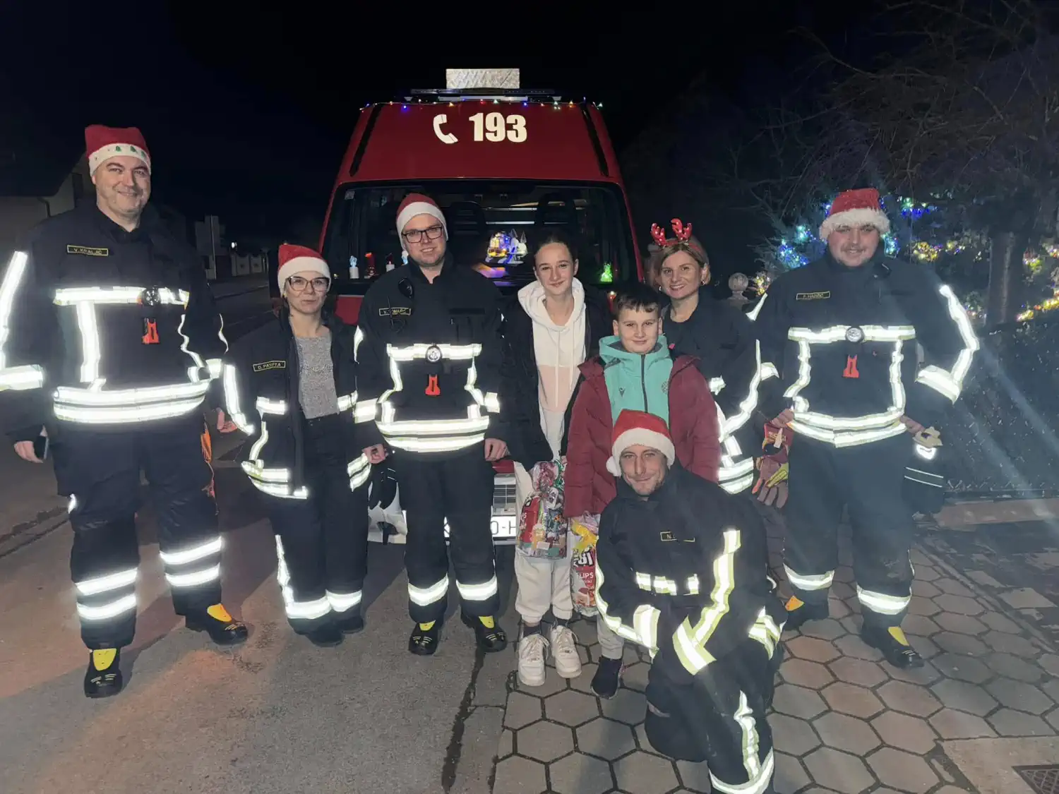 FOTO DVD Strahoninec podijelio paketiće najmlađim članovima u znak zahvalnosti (5) FOTO DVD Strahoninec podijelio paketiće najmlađim članovima u znak zahvalnosti (5)