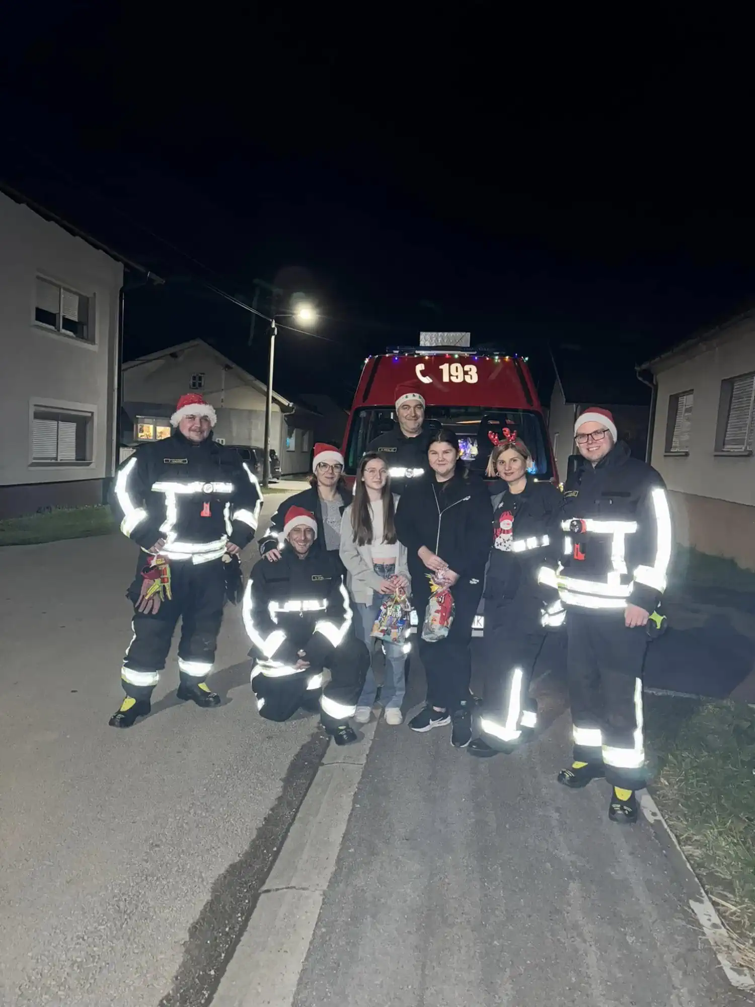 FOTO DVD Strahoninec podijelio paketiće najmlađim članovima u znak zahvalnosti (6) FOTO DVD Strahoninec podijelio paketiće najmlađim članovima u znak zahvalnosti (6)