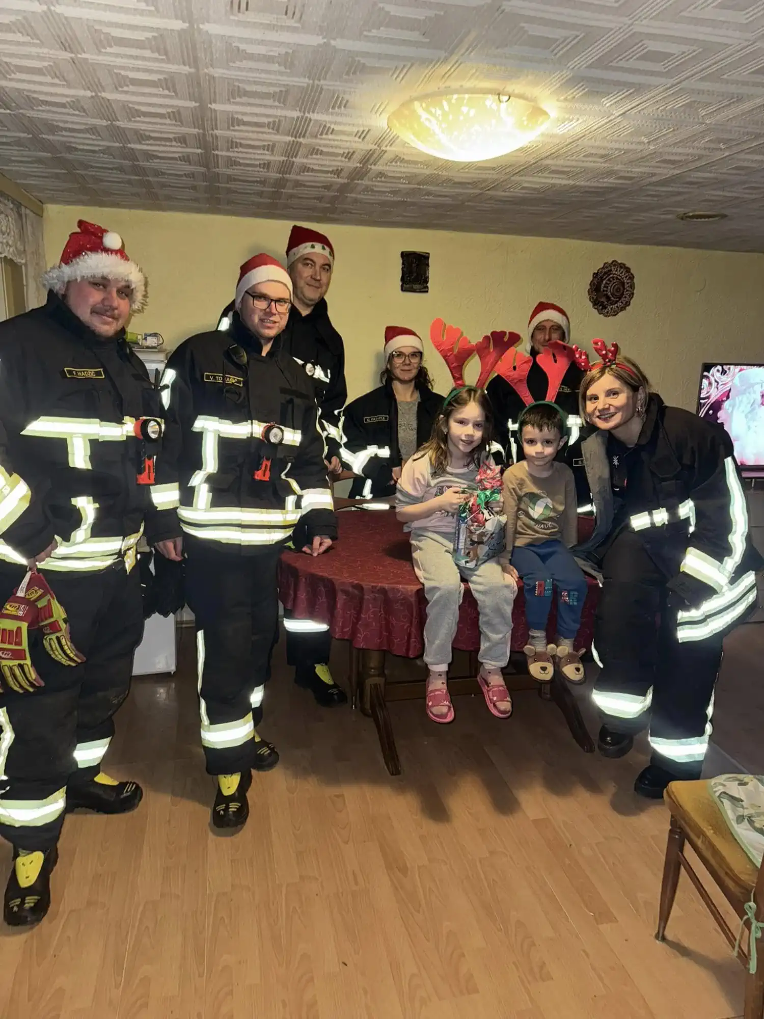 FOTO DVD Strahoninec podijelio paketiće najmlađim članovima u znak zahvalnosti (7) FOTO DVD Strahoninec podijelio paketiće najmlađim članovima u znak zahvalnosti (7)