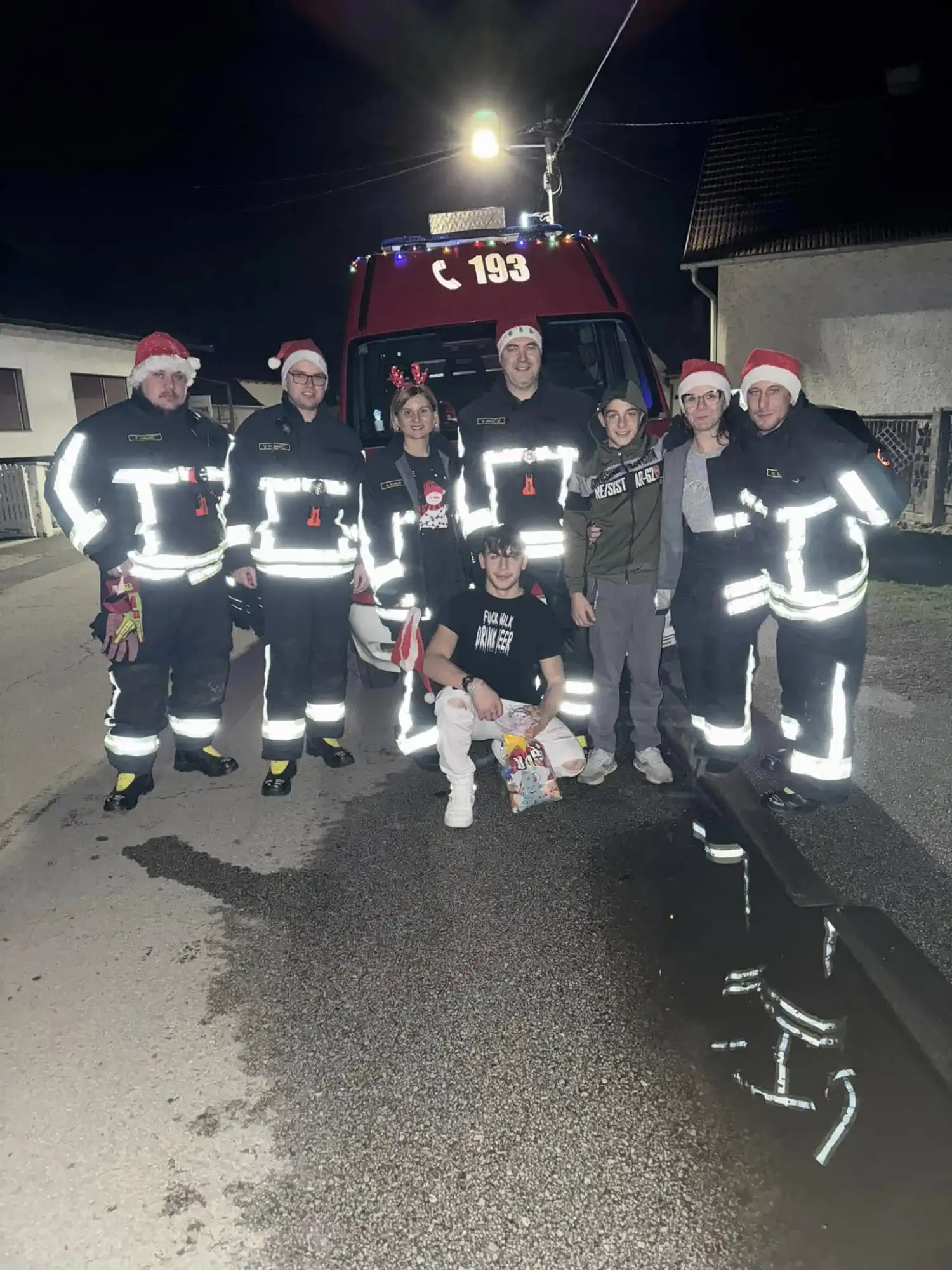 FOTO DVD Strahoninec podijelio paketiće najmlađim članovima u znak zahvalnosti (8) FOTO DVD Strahoninec podijelio paketiće najmlađim članovima u znak zahvalnosti (8)