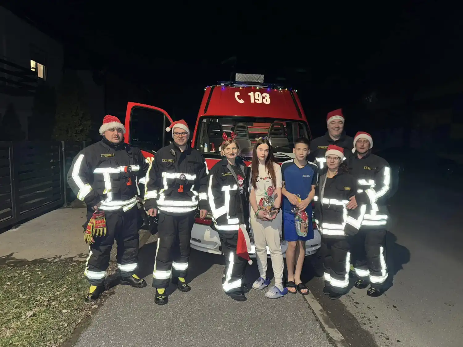 FOTO DVD Strahoninec podijelio paketiće najmlađim članovima u znak zahvalnosti (9) FOTO DVD Strahoninec podijelio paketiće najmlađim članovima u znak zahvalnosti (9)