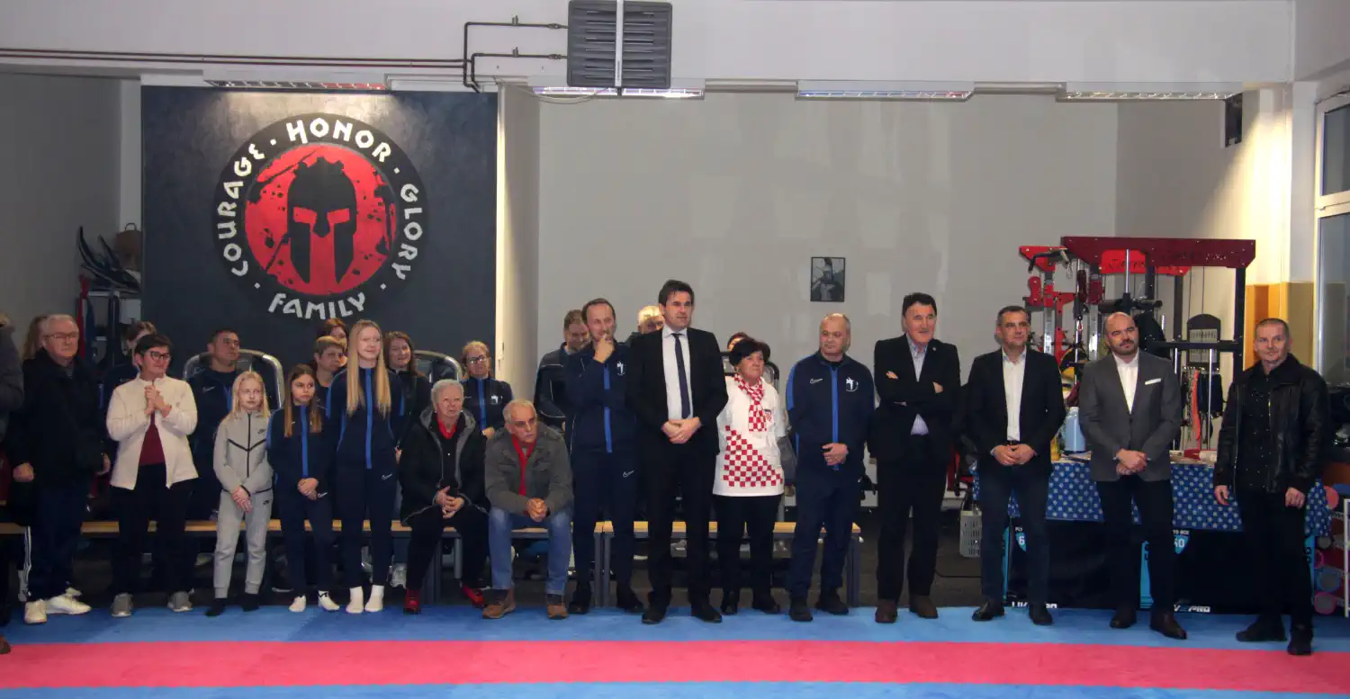 FOTO Europska bronca stigla kući Petar Slukić svečano dočekan u Maloj Subotici (3) FOTO Europska bronca stigla kući Petar Slukić svečano dočekan u Maloj Subotici (3)