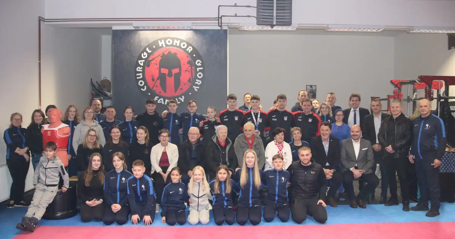 FOTO Europska bronca stigla kući Petar Slukić svečano dočekan u Maloj Subotici (8) FOTO Europska bronca stigla kući Petar Slukić svečano dočekan u Maloj Subotici (8)