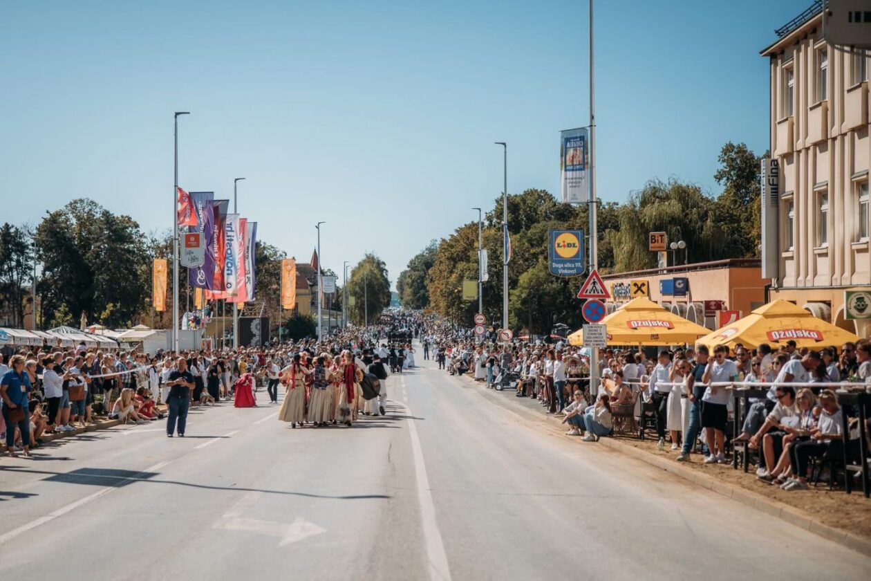 FOTO KUD Sv. Jeronim Štrigova ponosno predstavljao Međimurje na Vinkovačkim jesenima (2)