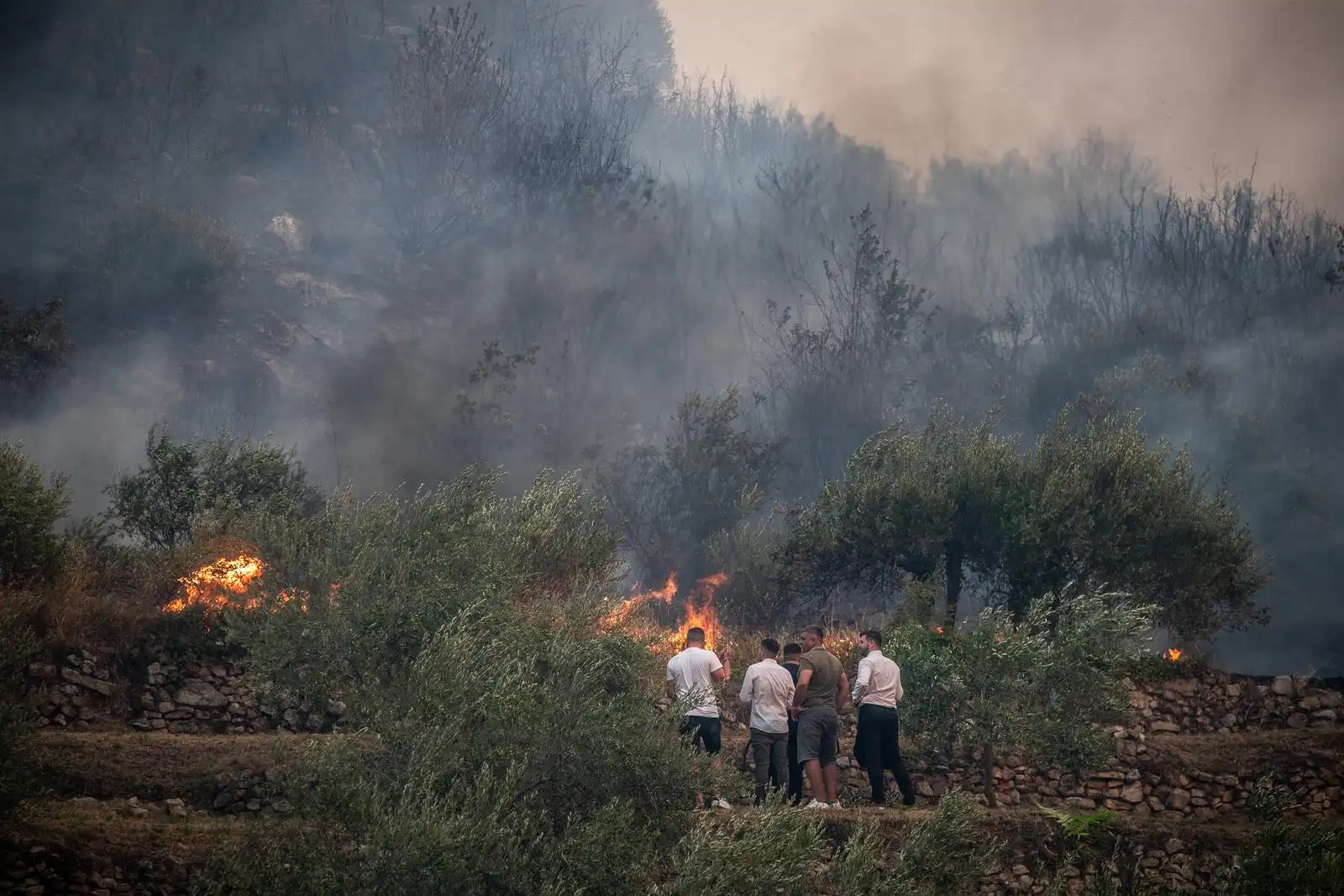 FOTO Pogledajte tešku atmosferu kod Žrnovnica -i dalje se gasi veliki požar (2)