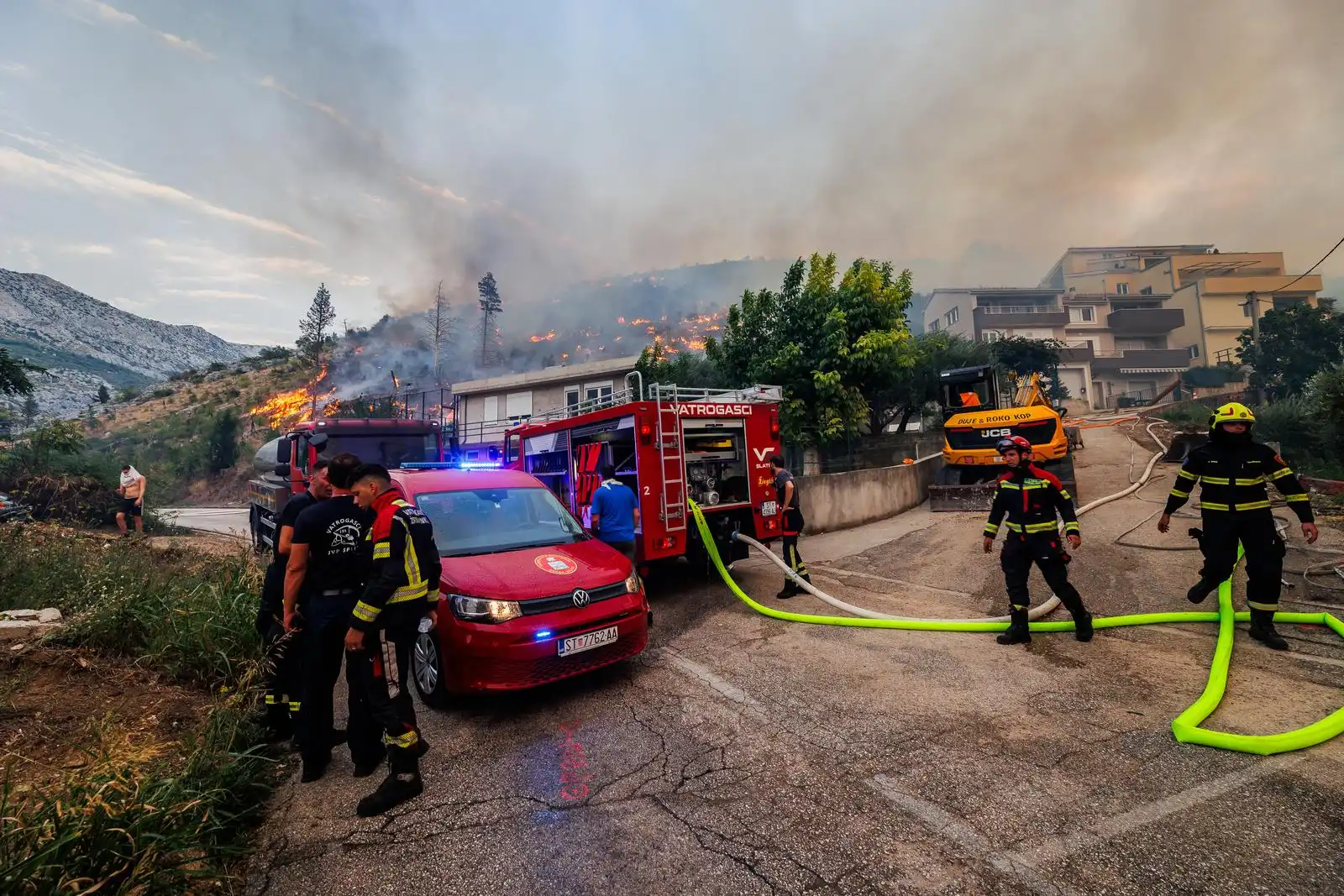 FOTO Pogledajte tešku atmosferu kod Žrnovnica -i dalje se gasi veliki požar (8)