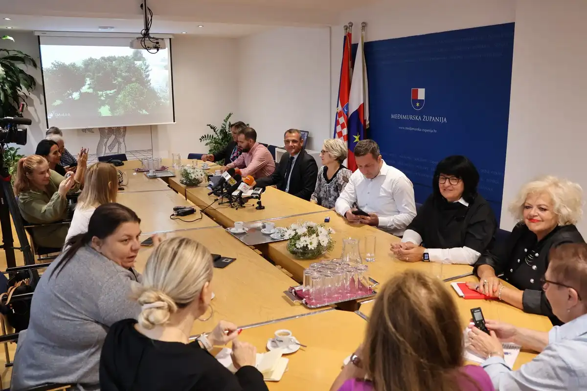 FOTO Potpisani ugovori za uređenje parkova u Čakovcu Zeleni projekt vrijedan 725.255 eura (1) FOTO Potpisani ugovori za uređenje parkova u Čakovcu Zeleni projekt vrijedan 725.255 eura (1)