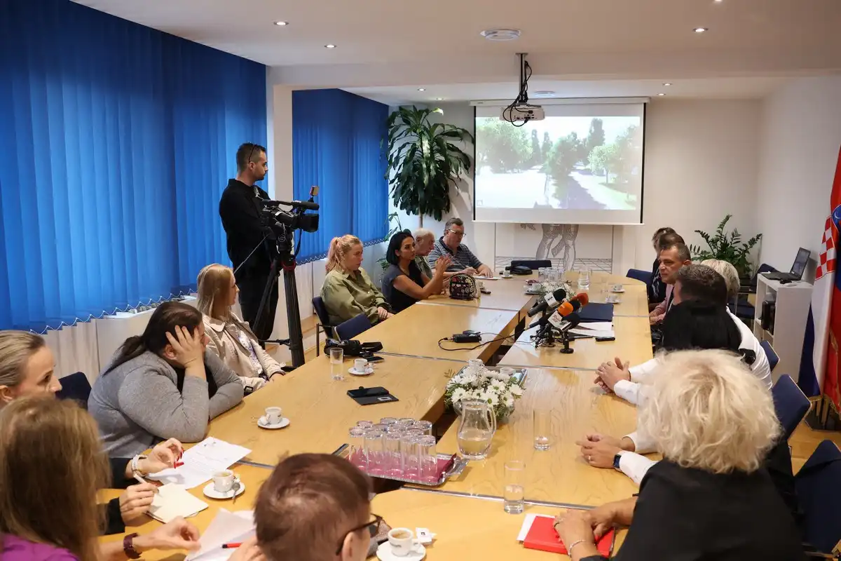 FOTO Potpisani ugovori za uređenje parkova u Čakovcu Zeleni projekt vrijedan 725.255 eura (2) FOTO Potpisani ugovori za uređenje parkova u Čakovcu Zeleni projekt vrijedan 725.255 eura (2)