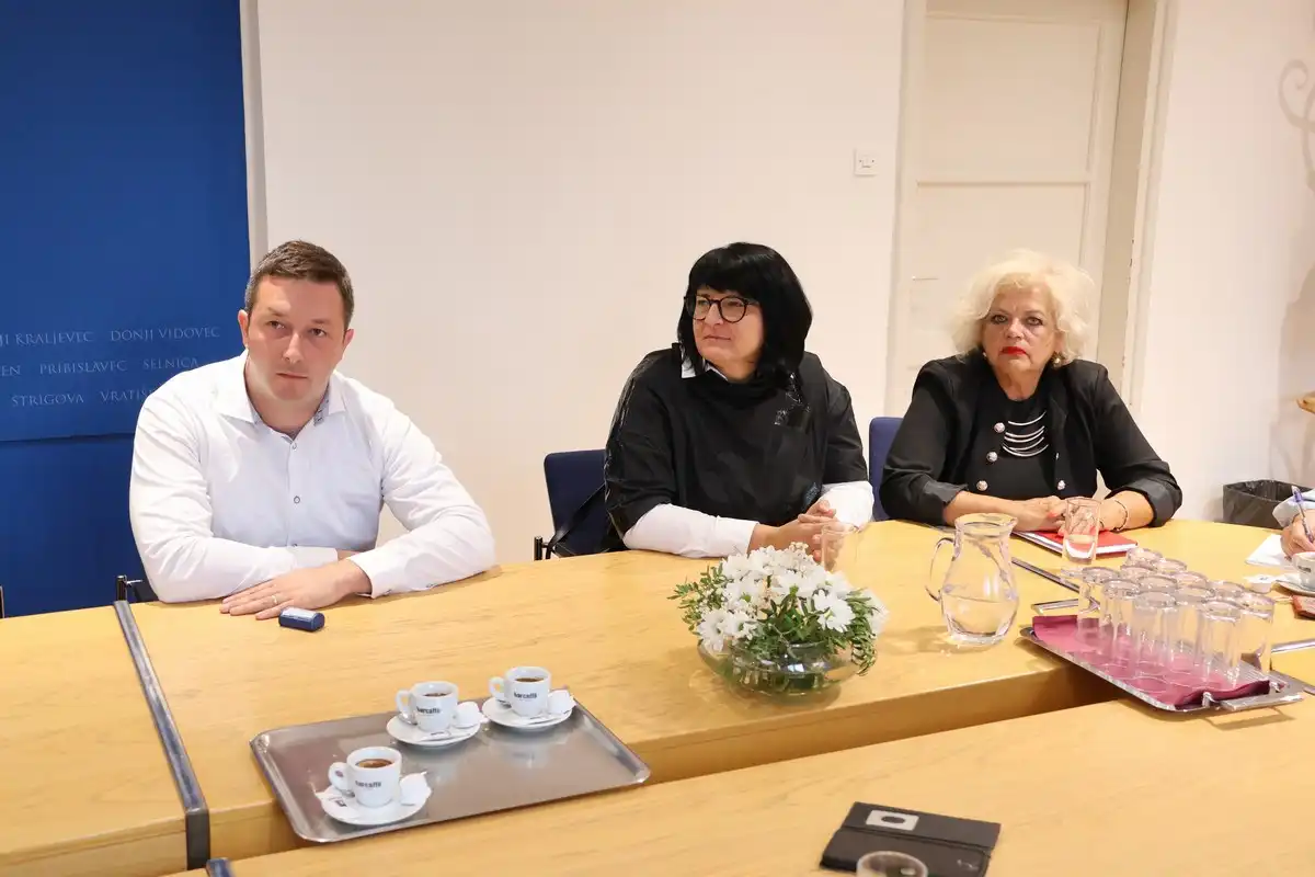 FOTO Potpisani ugovori za uređenje parkova u Čakovcu Zeleni projekt vrijedan 725.255 eura (3) FOTO Potpisani ugovori za uređenje parkova u Čakovcu Zeleni projekt vrijedan 725.255 eura (3)