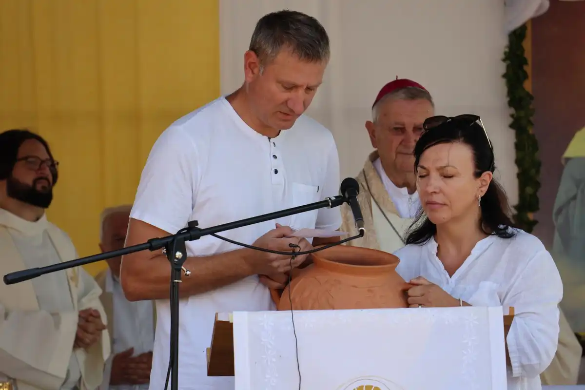 FOTO Proslavljena 15. godišnjica posvete Prvog hrvatskog Schönstattskog svetišta u Maloj Subotici (1) FOTO Proslavljena 15. godišnjica posvete Prvog hrvatskog Schönstattskog svetišta u Maloj Subotici (1)